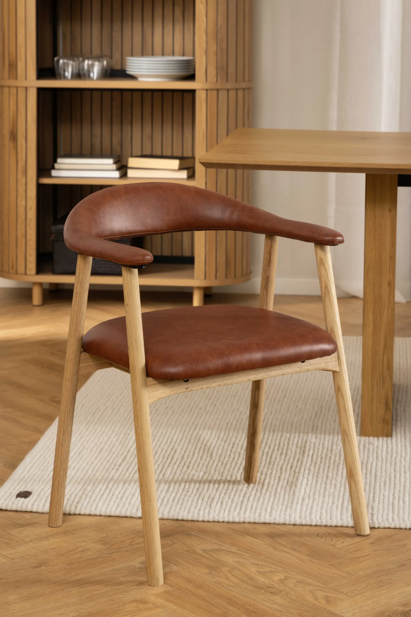 Emob Addi Esszimmerstuhl mit Armlehne in PU Retro Brandy 691B FR, Untergestell Eiche