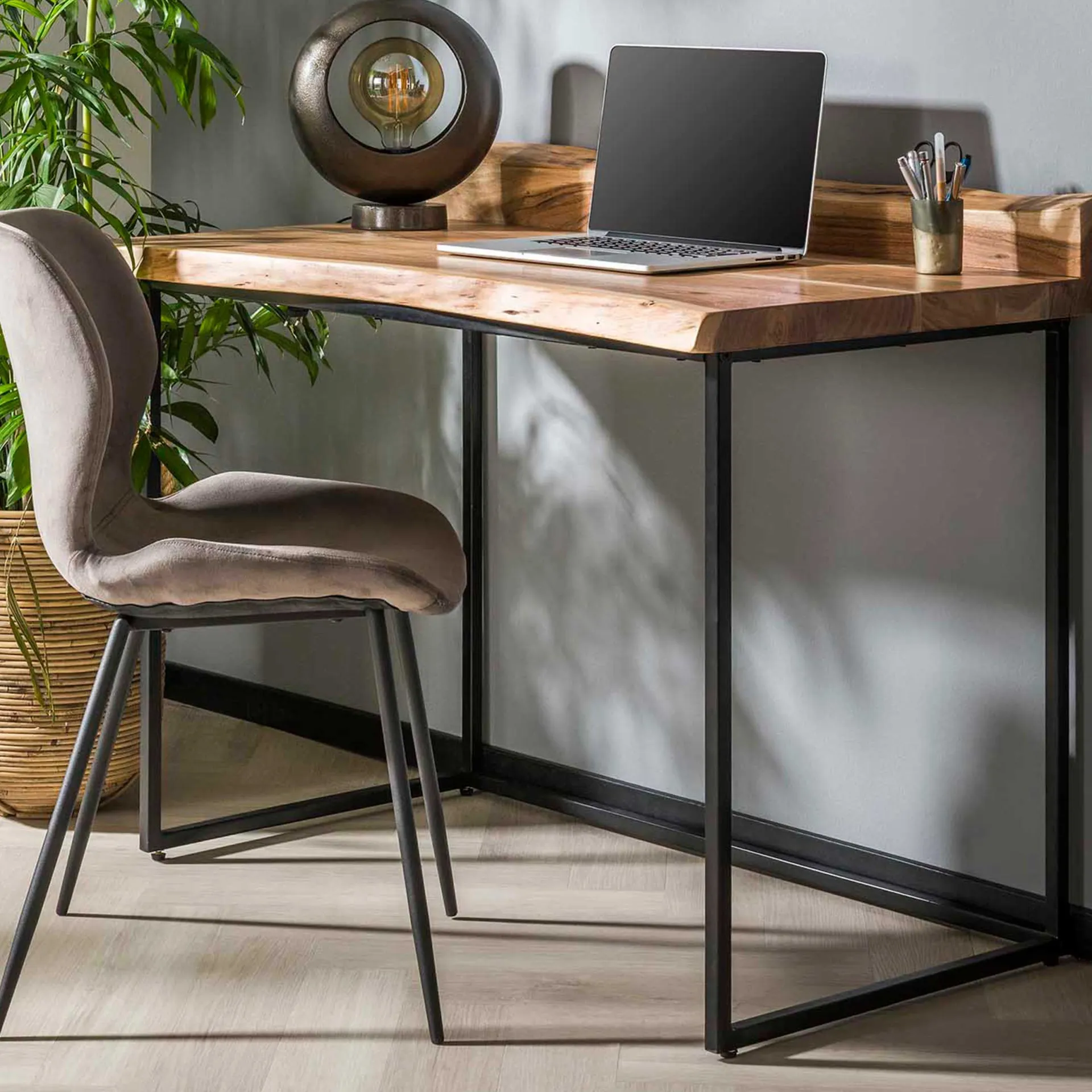 Emob Akazienschreibtisch Live Edge - Natürliches und robustes Design