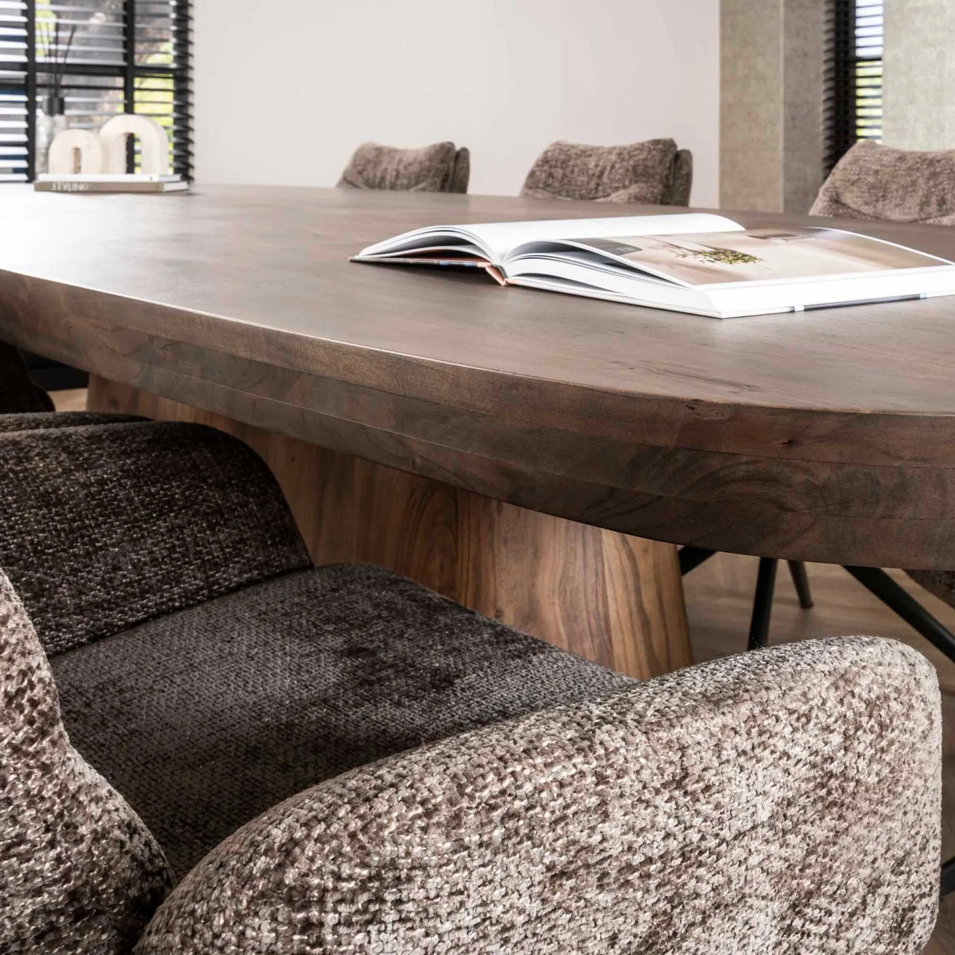 Emob Arcadia Oval Esstisch 300cm - Massiv Akazie Drift