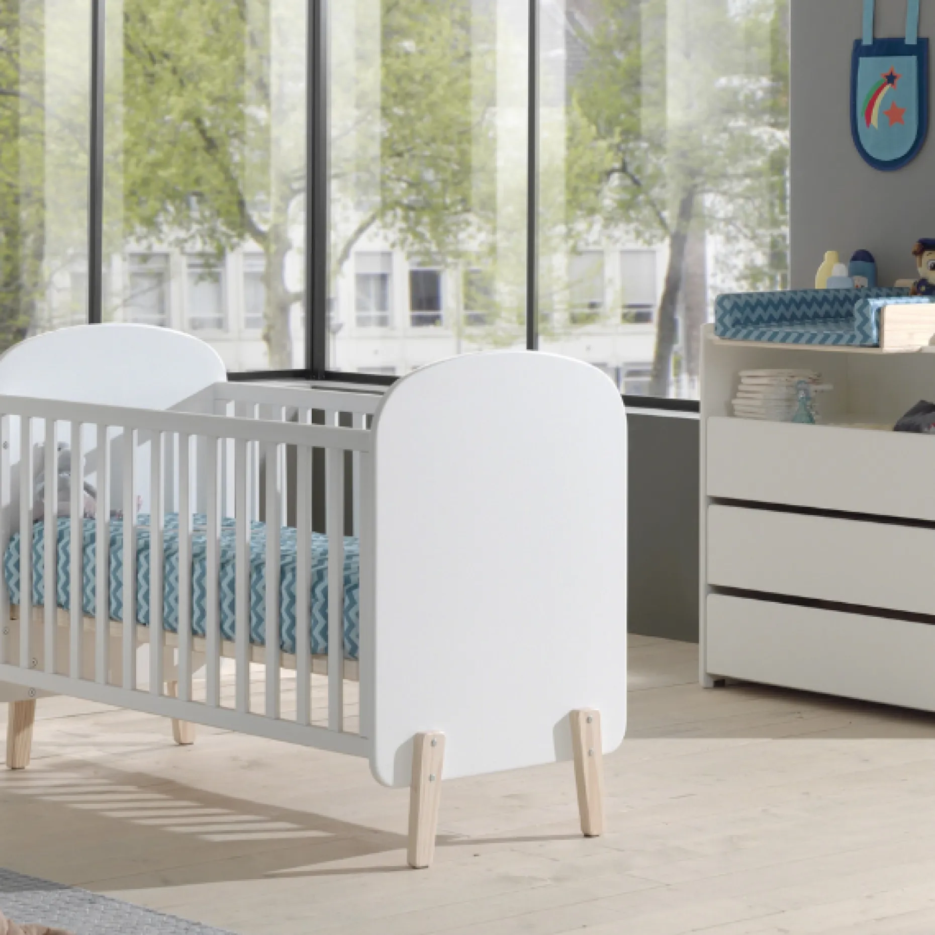 Babybett 60x120 cm und Wickeltisch mit Windelbrett-weiß