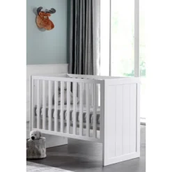 Babyzimmer-Set Erik - Zweitüriger Kleiderschrank, Kommode, Wickeltisch & Babybett - MDF/Weiß