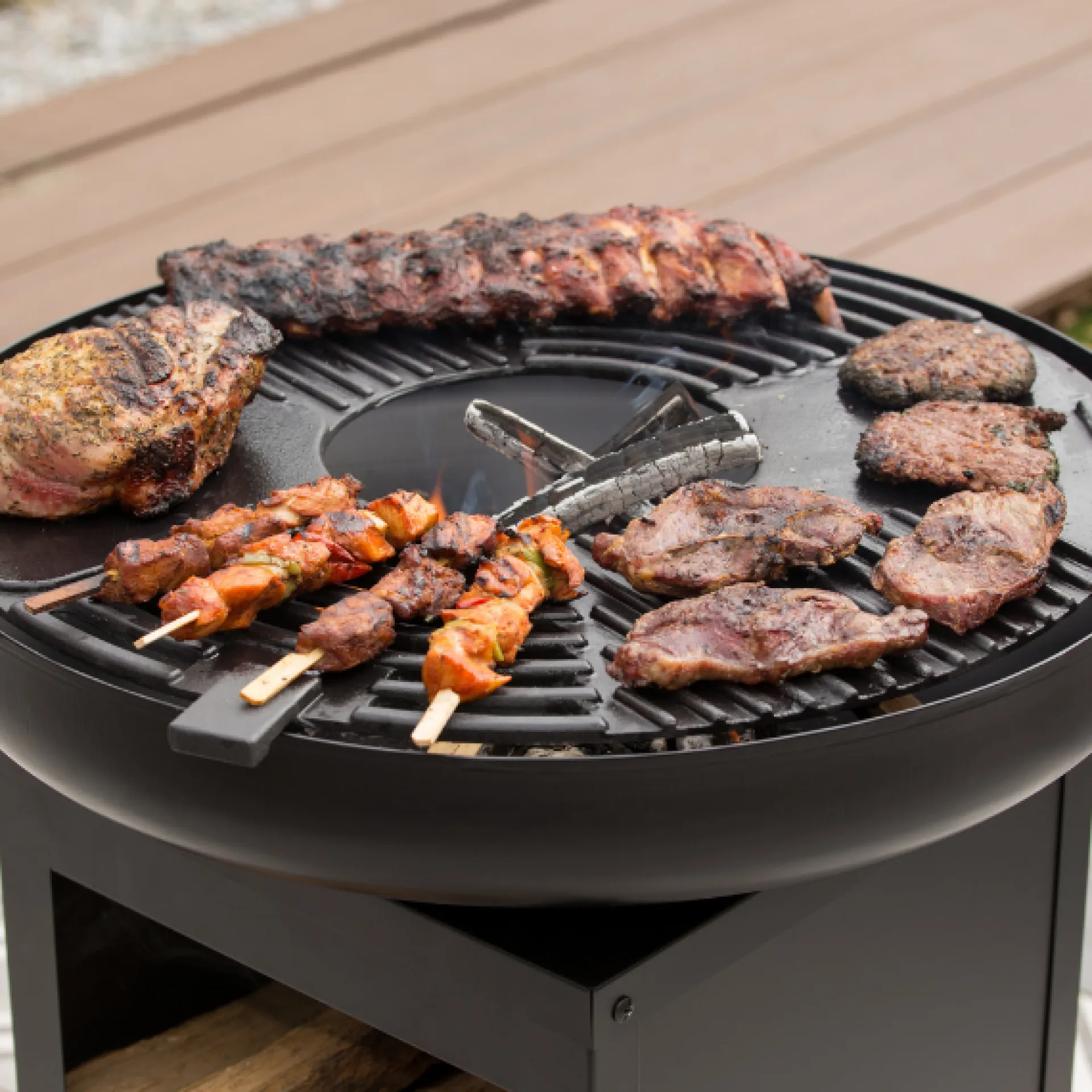 Redfire Barbecue Pallas mit Holzlager und gusseiserner Plancha -