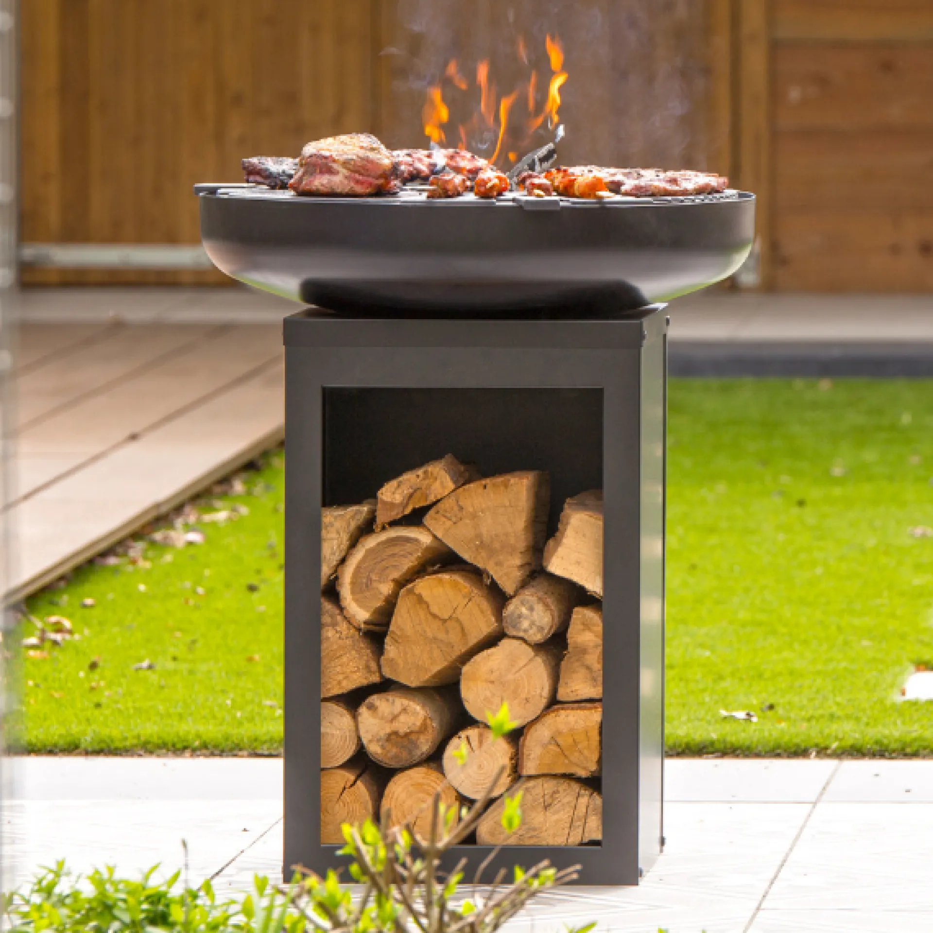 Redfire Barbecue Pallas mit Holzlager und gusseiserner Plancha -