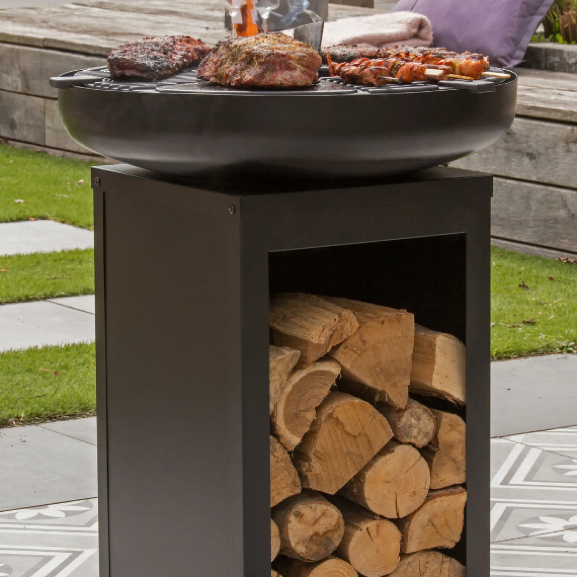 Redfire Barbecue Pallas mit Holzlager und gusseiserner Plancha -