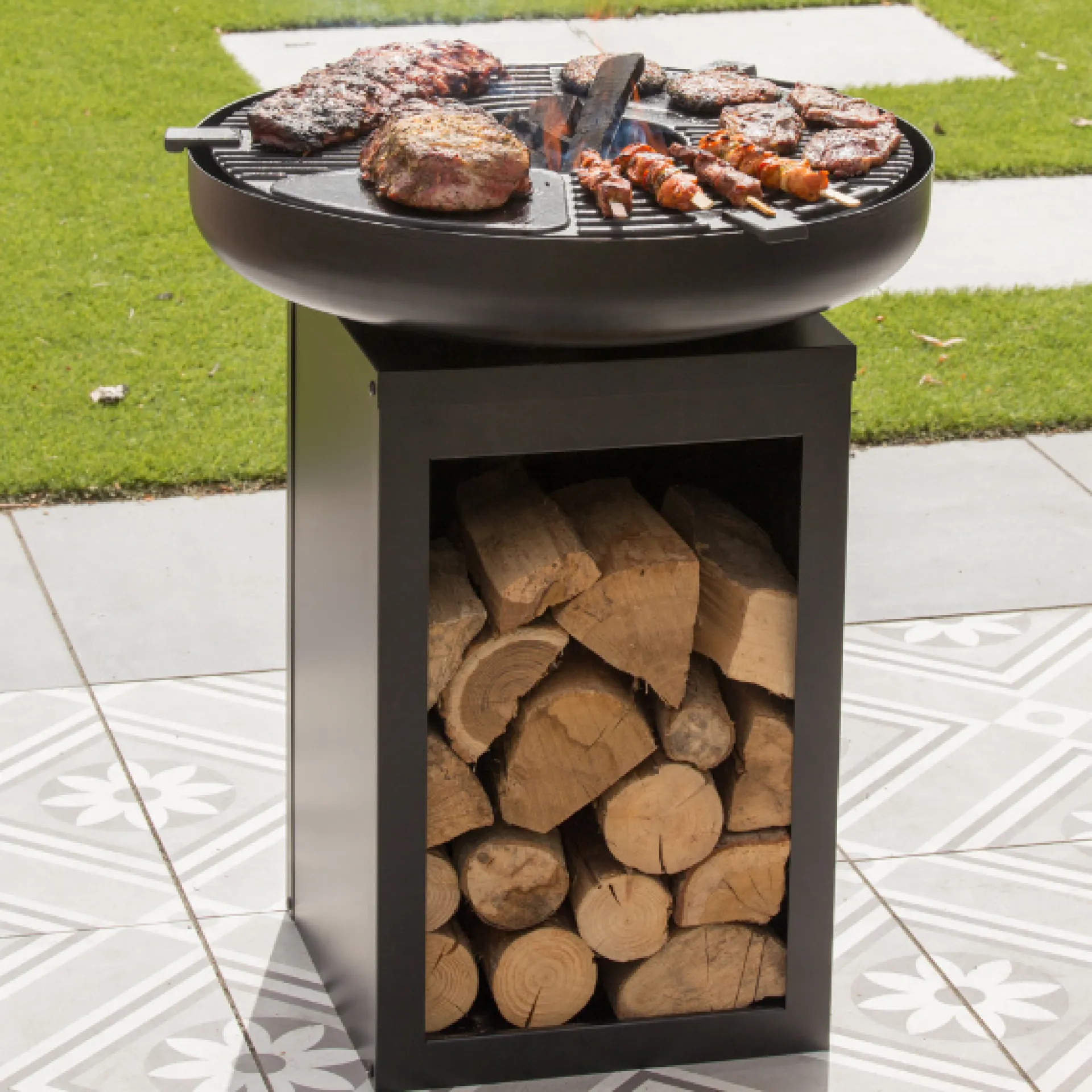 Redfire Barbecue Pallas mit Holzlager und gusseiserner Plancha -