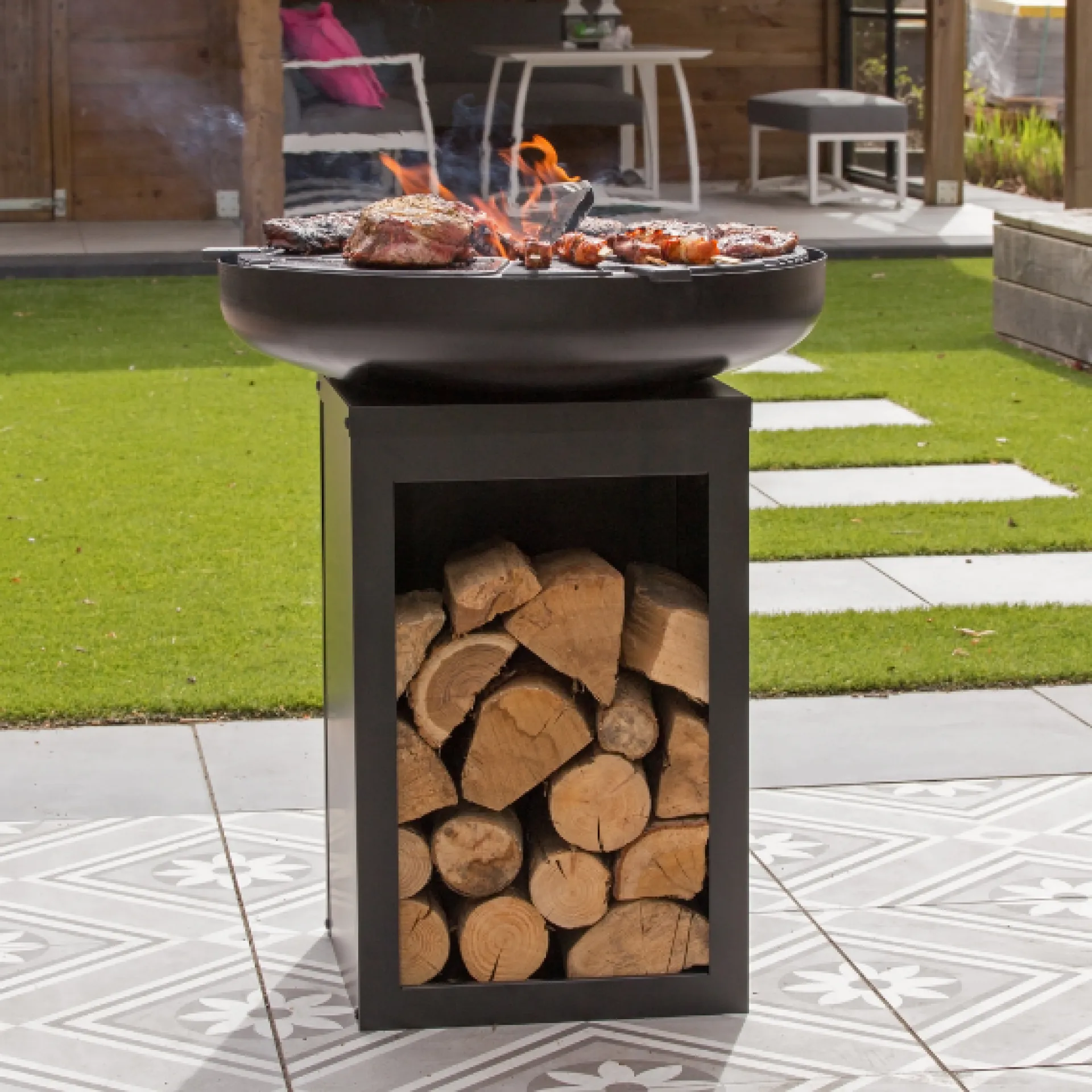 Redfire Barbecue Pallas mit Holzlager und gusseiserner Plancha -