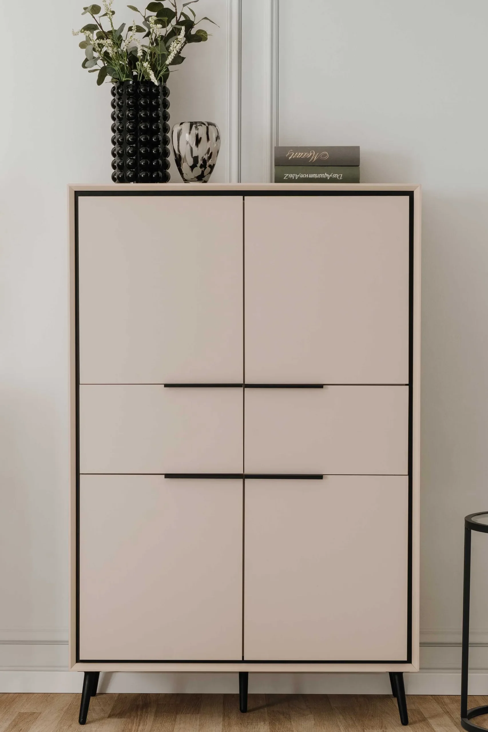 Buffetschrank Auryn - 90x38x140cm - 4 Türen und 2 Schubladen - sand/schwarz