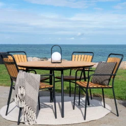House Nordic Esstisch aus natürlichem Teakholz mit schwarzen Metallbeinen