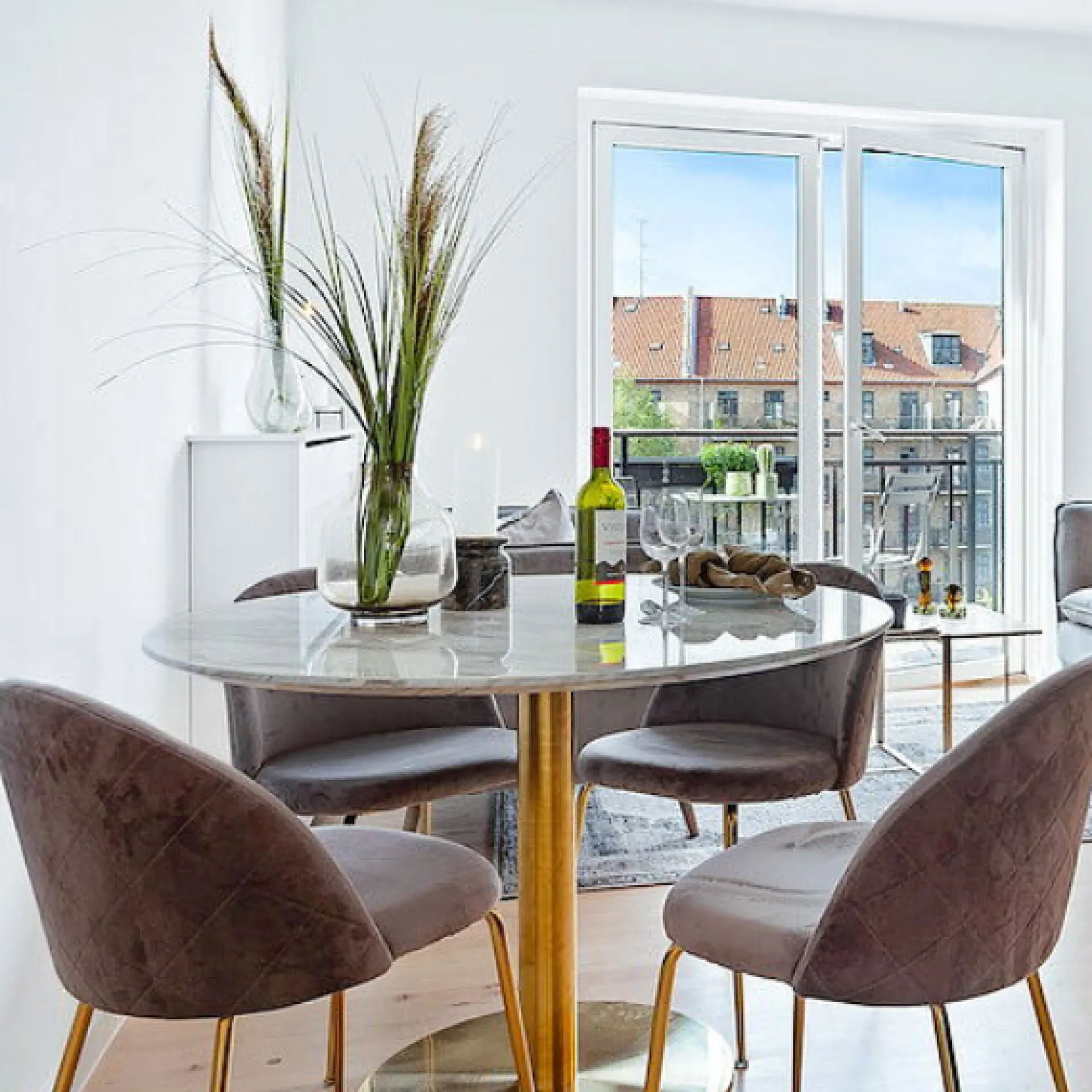 House Nordic Esstisch aus em Marmor mit Messingfüßen