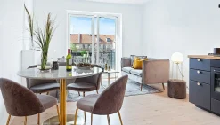 House Nordic Esstisch aus em Marmor mit Messingfüßen