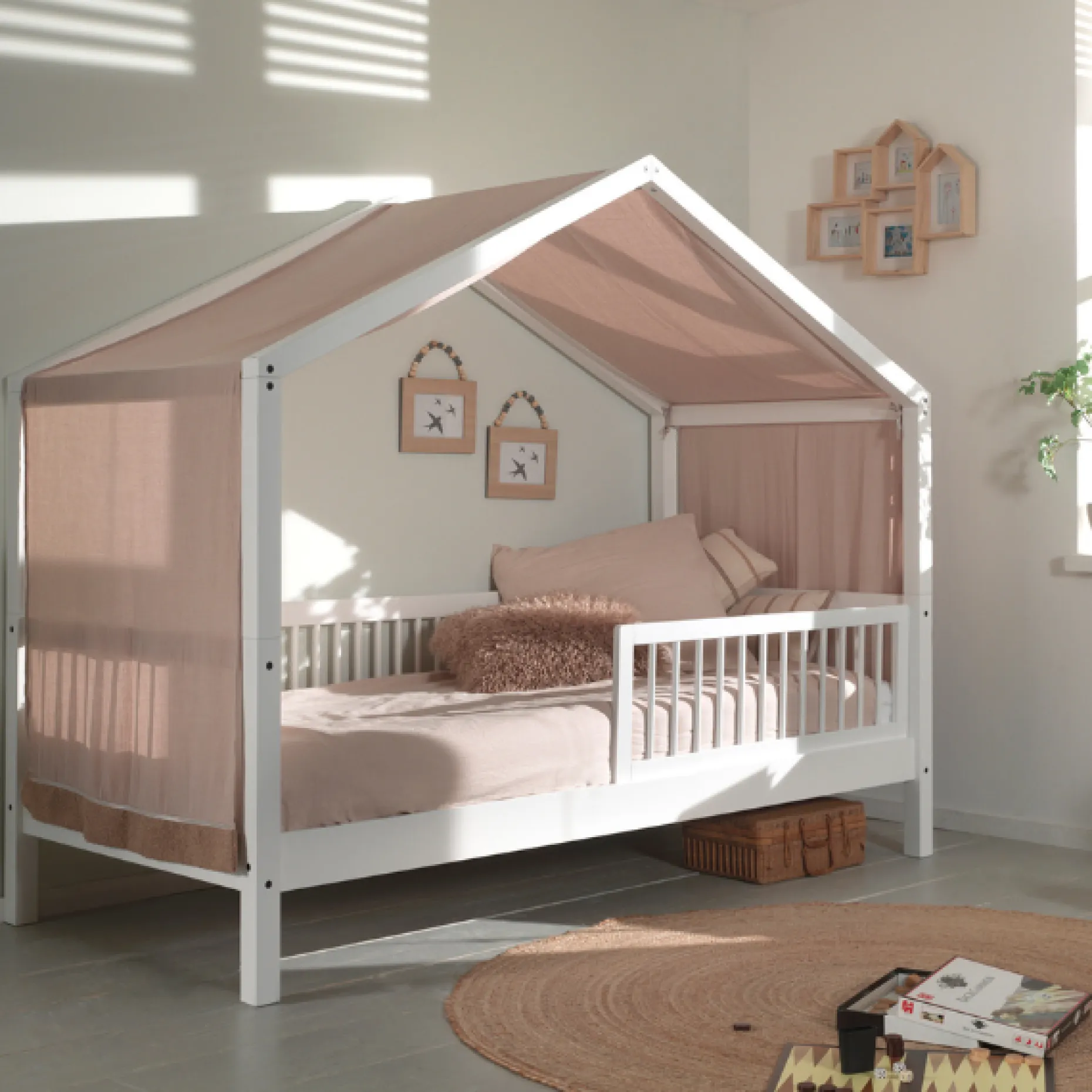Forrest Hausbett 90x200 mit Rollbett, herunterklappbarem Schutzgitter und Bettzelt - weiß/rosa