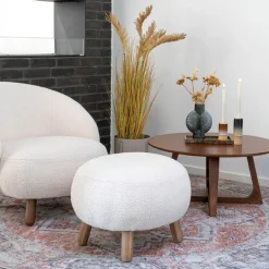 House Nordic Fußstütze aus em Lammfell mit Beinen aus Nussbaumholz