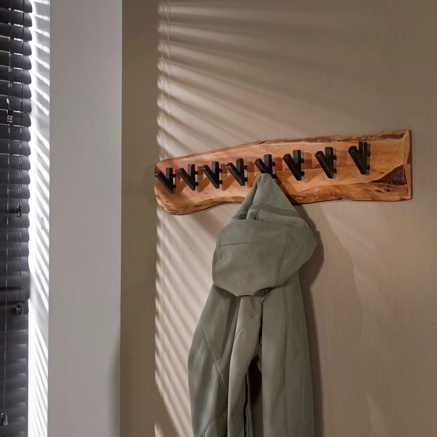 Garderobe Avery 8 haken industrial - akazienholz