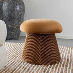 House Nordic Hampton Pouf aus ockerfarbenem Samt - stilvolle Ergänzung für das Wohnzimmer