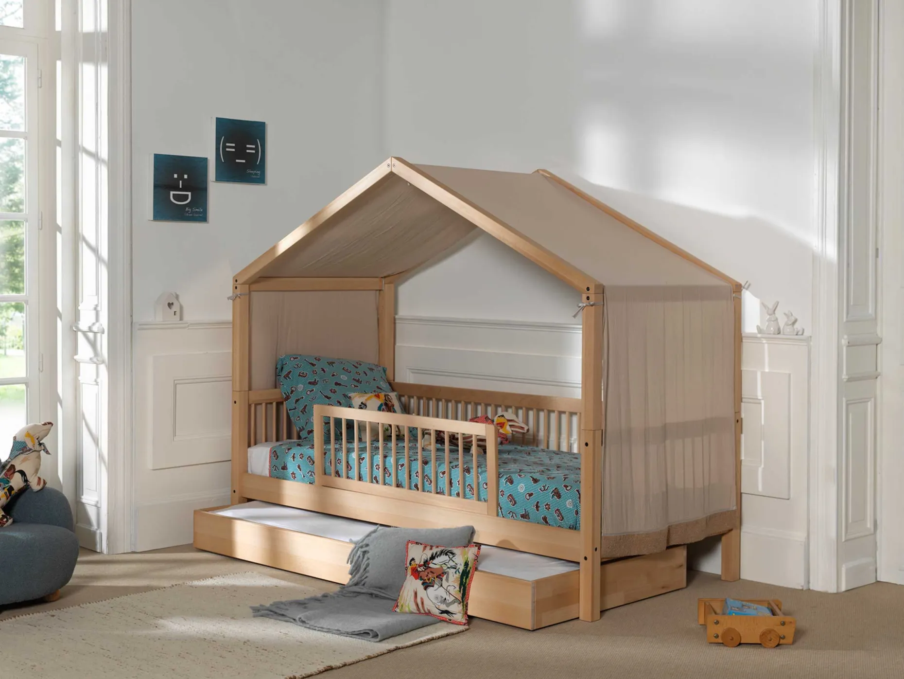 Hausbett Forrest 90x200 mit Rollbett, herunterklappbarem Schutzgitter und Bettzelt - Buche/Rosa