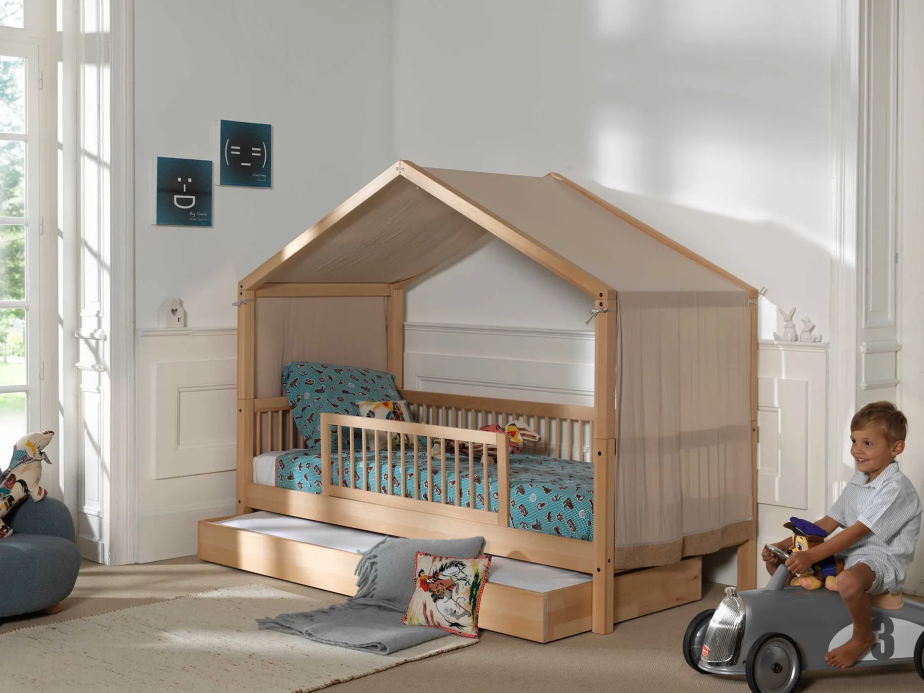 Hausbett Forrest 90x200 mit Rollbett, herunterklappbarem Schutzgitter und Bettzelt - Buche/Rosa