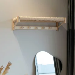 House Nordic Hutablage aus naturbelassenem Pappelholz mit Naturgeflecht-Design.