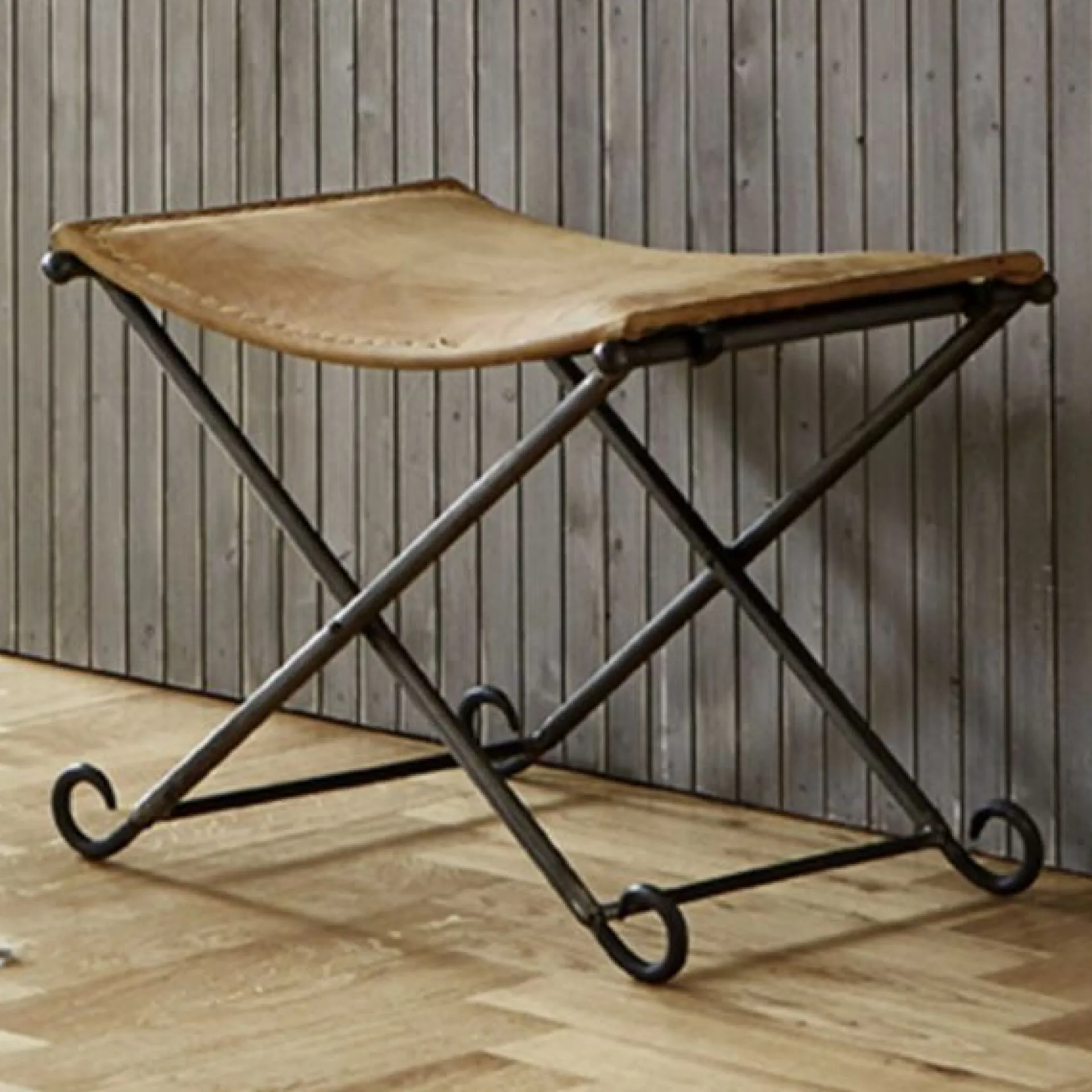 Haku Klappbarer Hocker | 58 x 50 x 49 cm | Echtes Leder