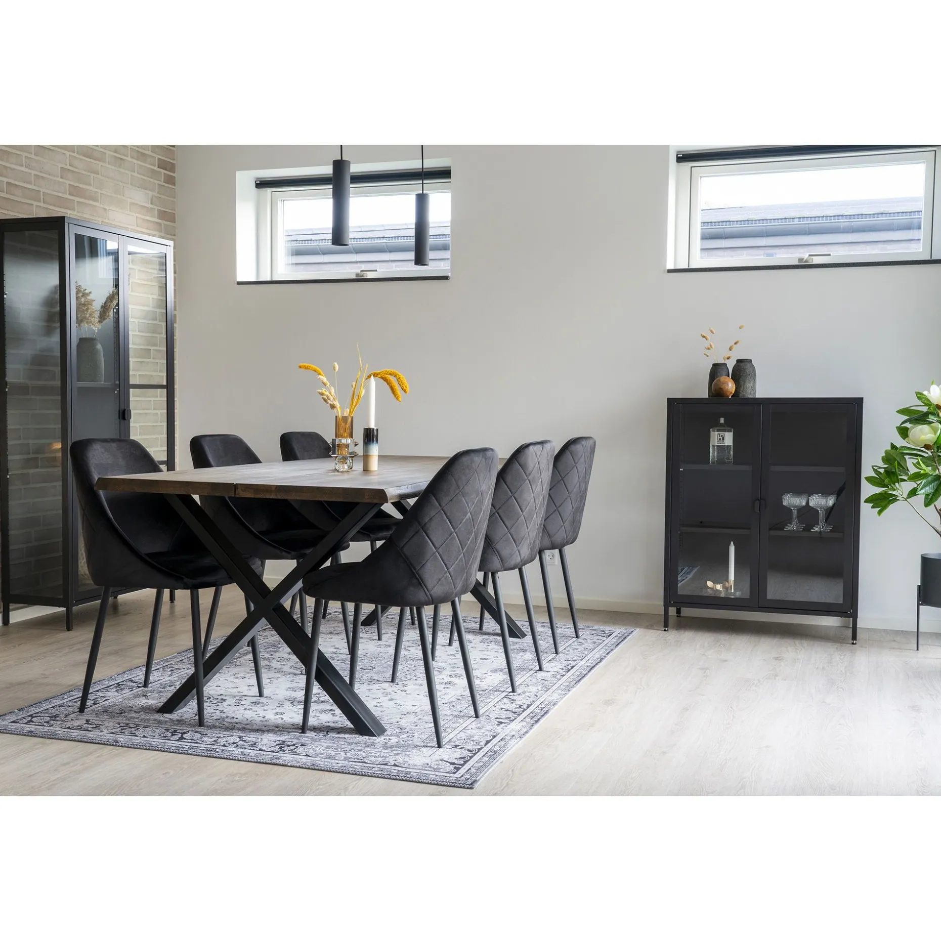Moderner schwarzer Vitrinenschrank mit Glastüren
