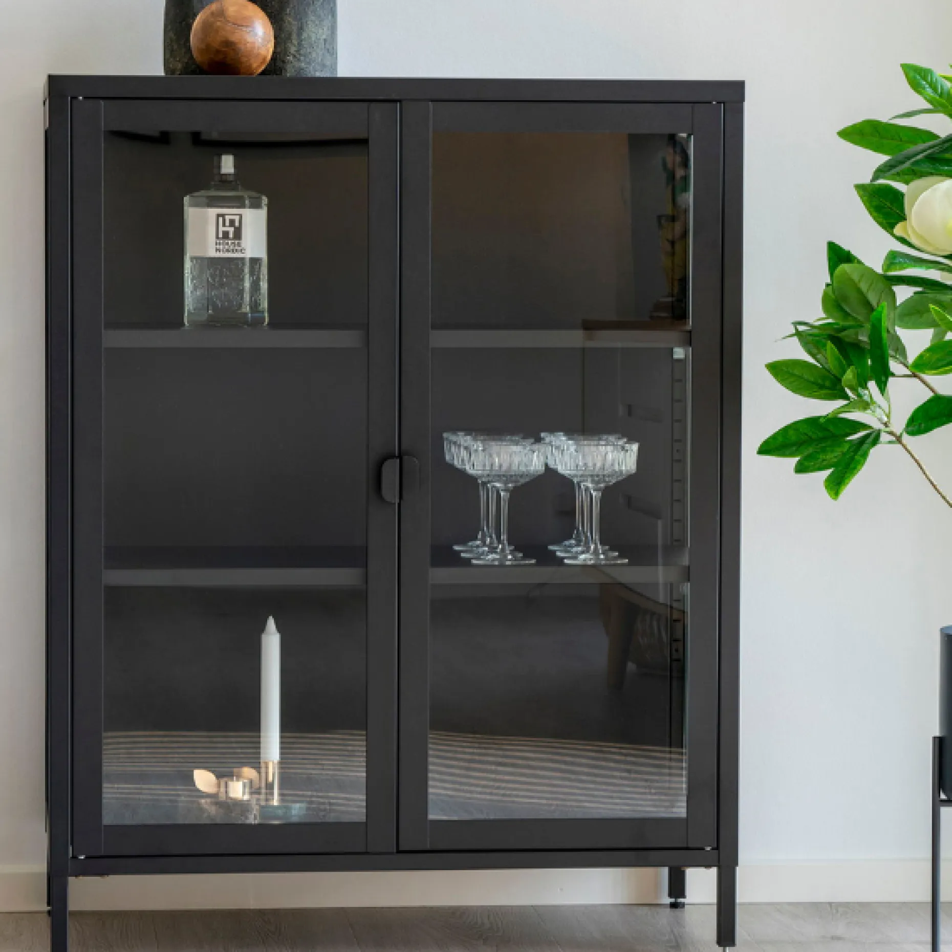 Moderner schwarzer Vitrinenschrank mit Glastüren