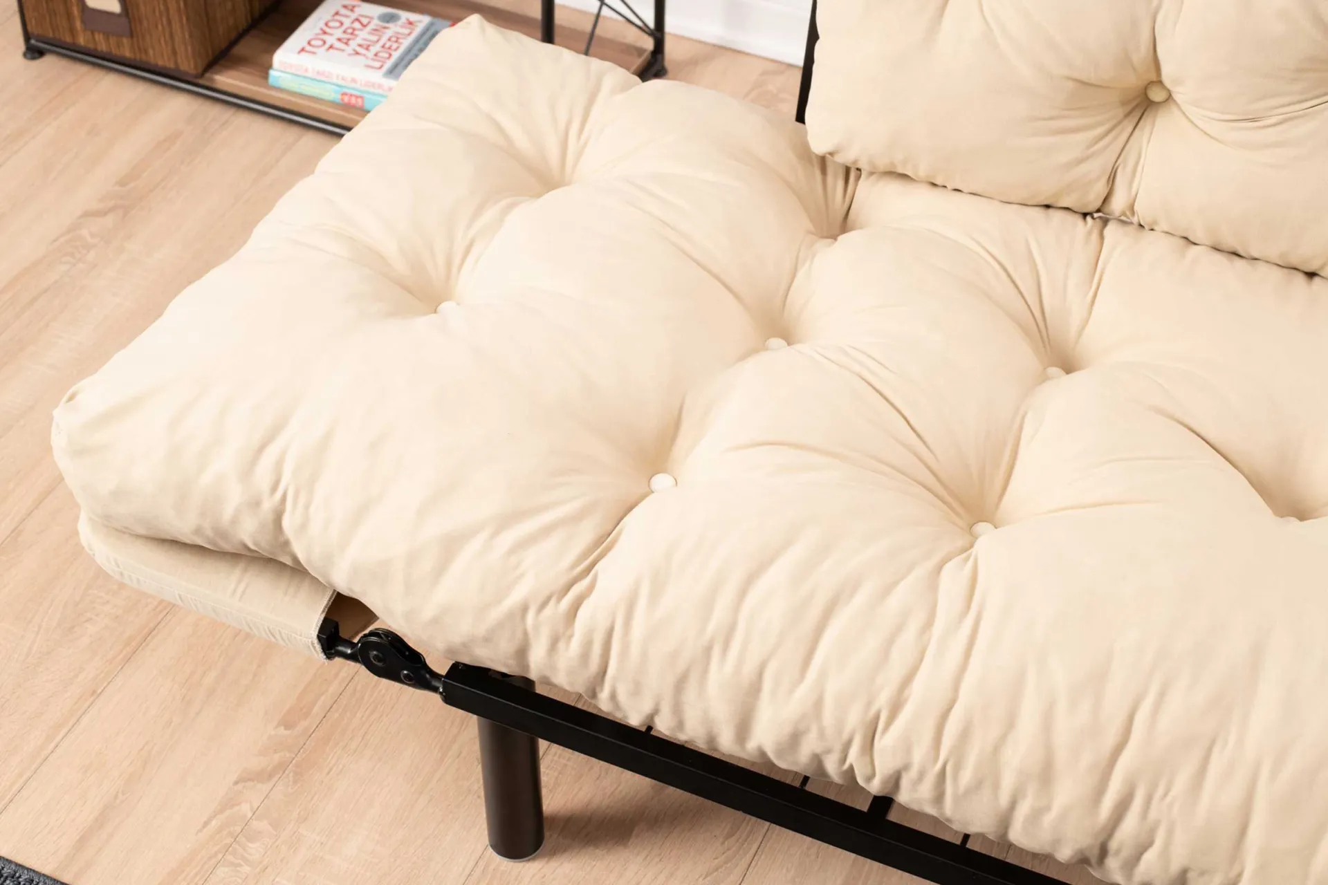 Emob Nitta 2-Sitzer-Schlafsofa | Metallrahmen | Creme