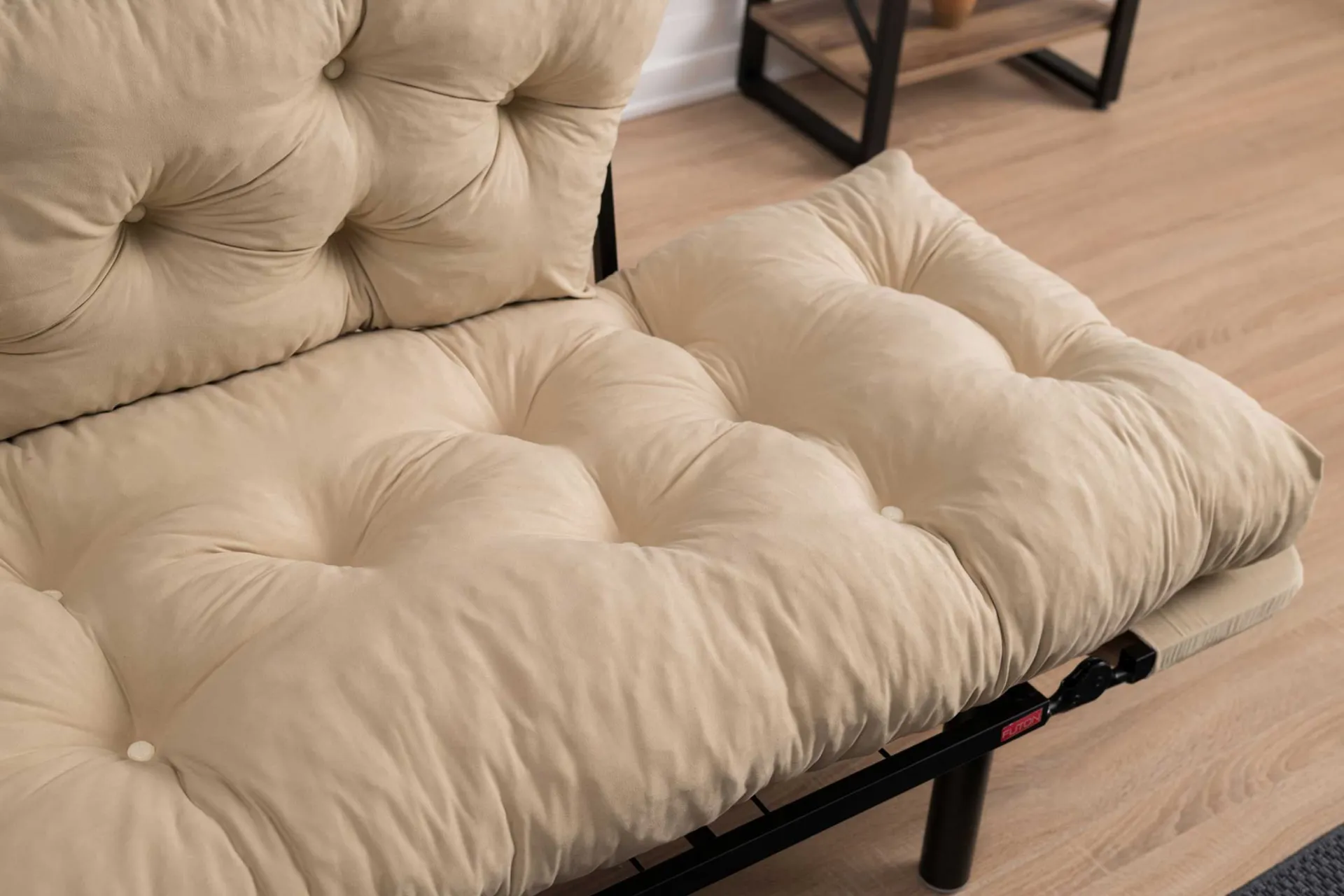 Emob Nitta 2-Sitzer-Schlafsofa | Metallrahmen | Creme