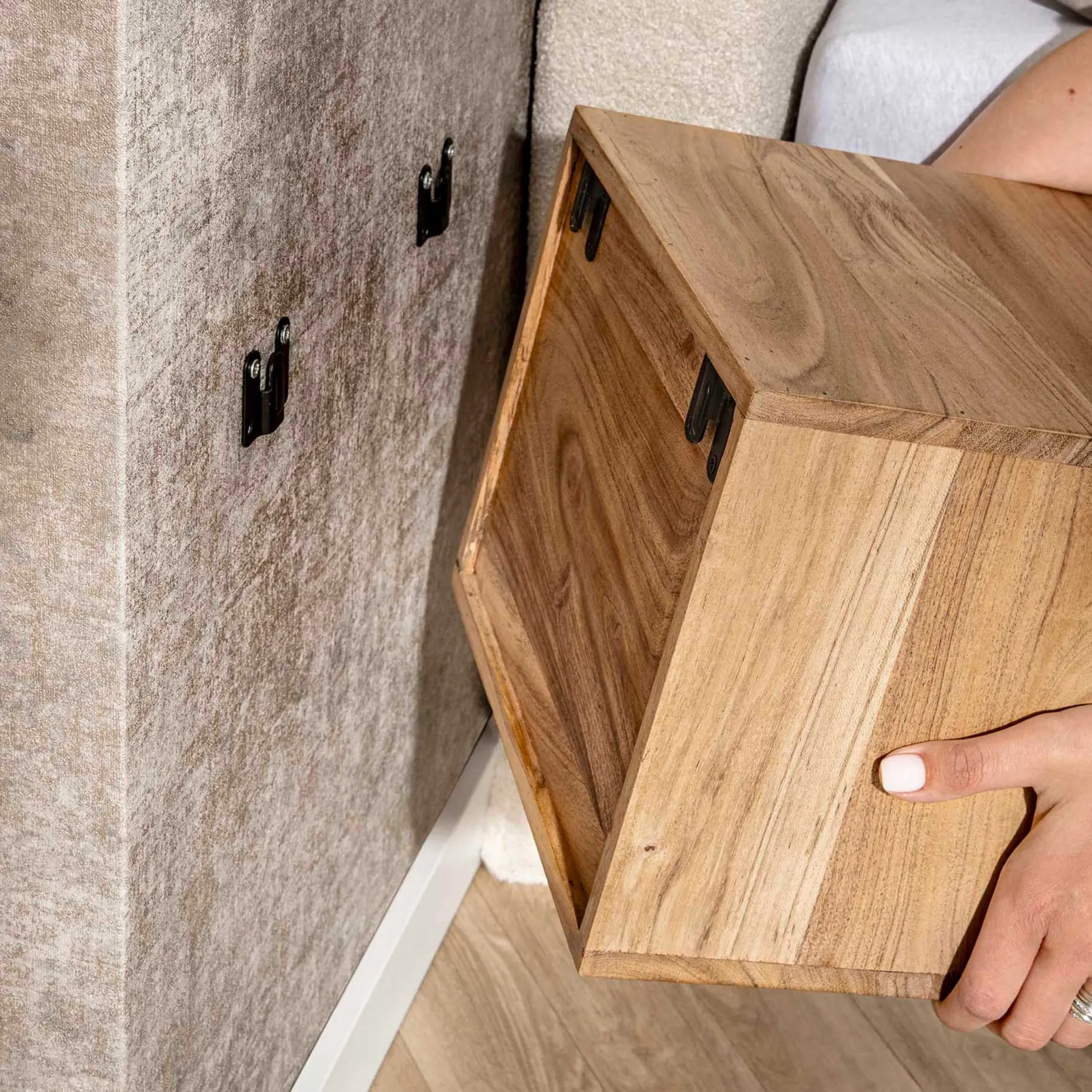 Schwebender Nachttisch aus Akazie mit Schublade im Baumdesign