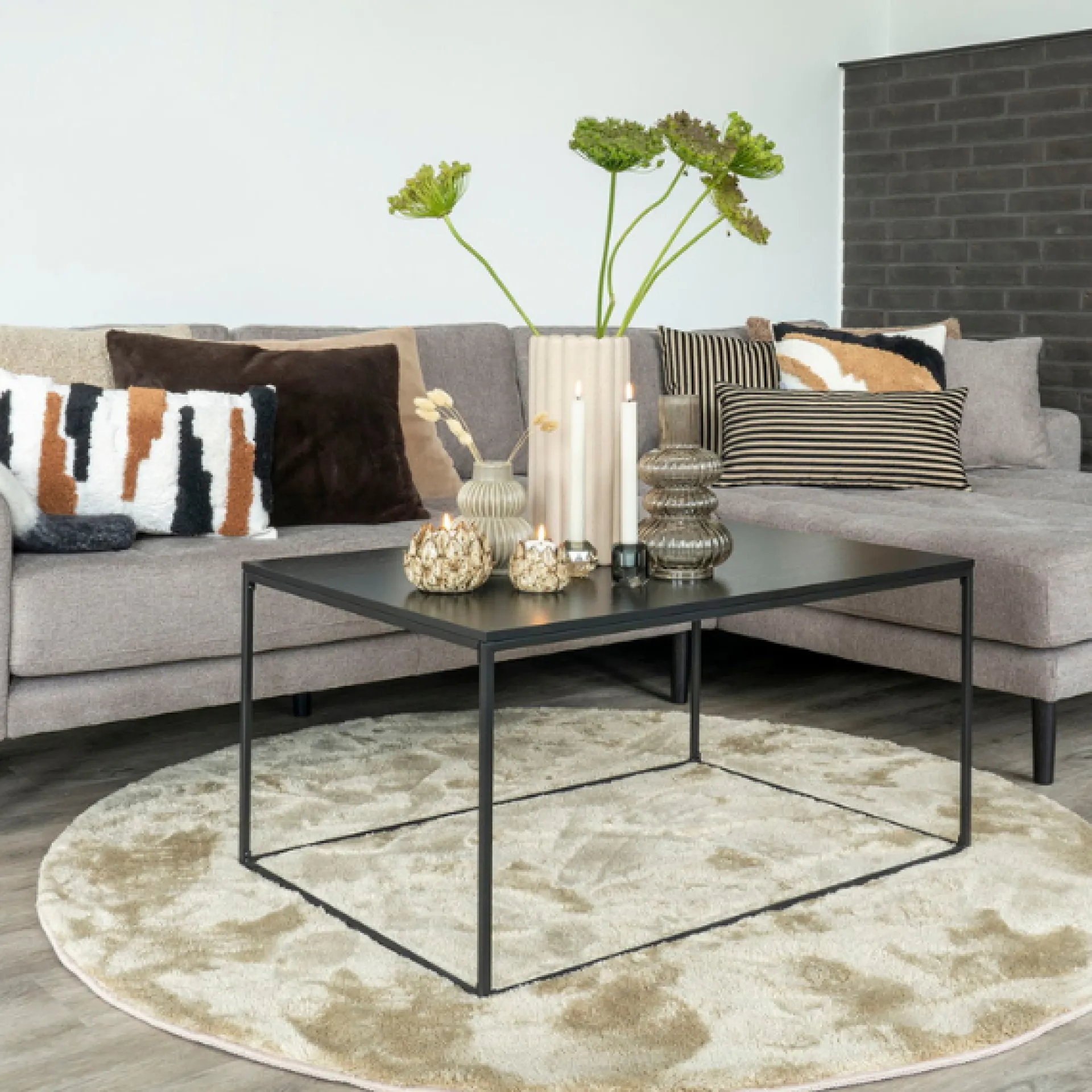 House Nordic Stone Lido Lounge Sofa mit 4 Kissen und schwarzen Holzbeinen