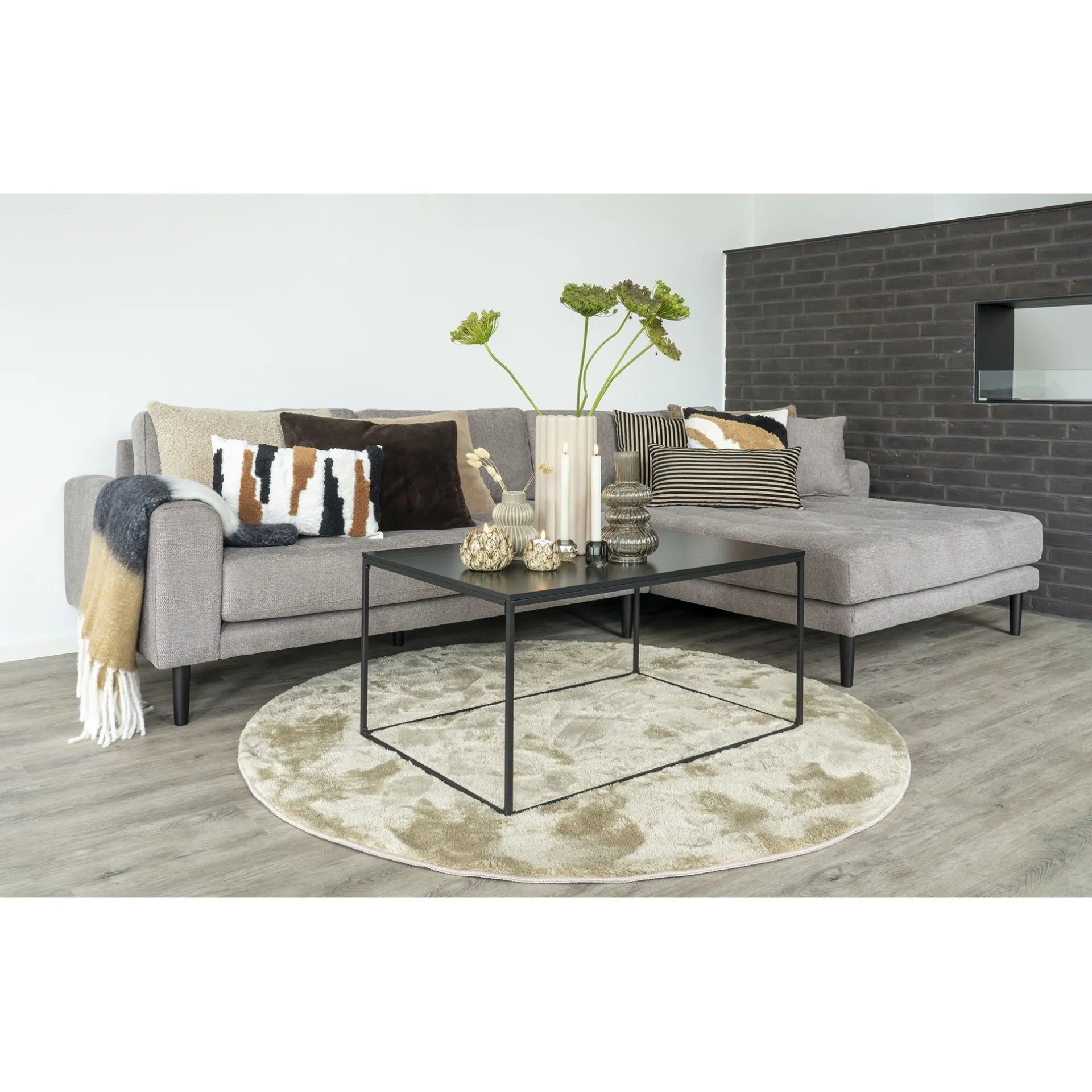 House Nordic Stone Lido Lounge Sofa mit 4 Kissen und schwarzen Holzbeinen