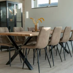 House Nordic Toulon-Esstisch aus Eiche Natur mit gewellter Kante