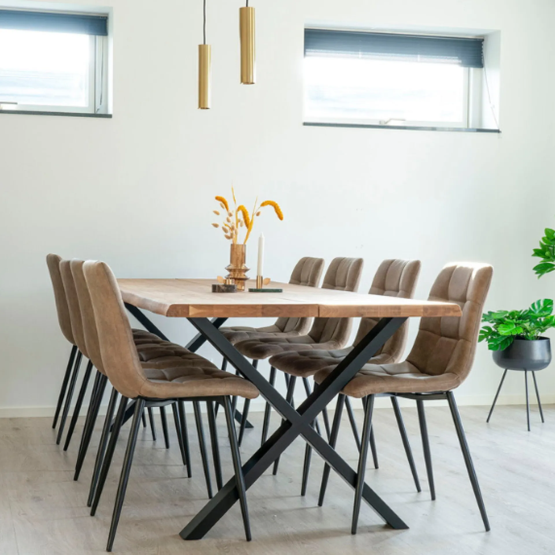 House Nordic Toulon-Esstisch aus Eiche Natur mit gewellter Kante