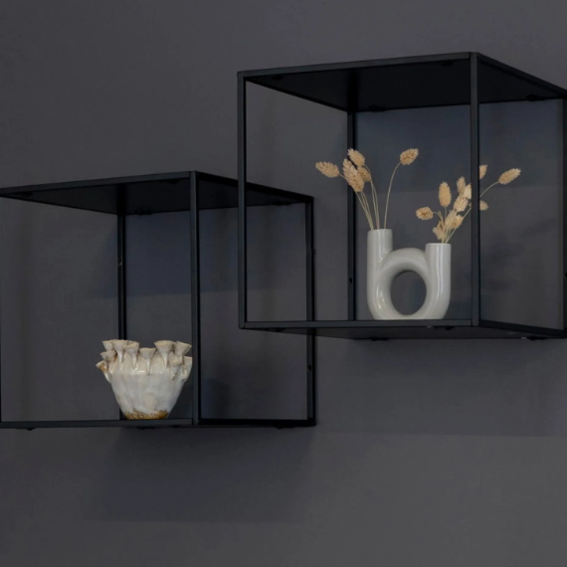 Vita Black Wallshelf: Stylish 36x36x36 cm Stahl und Brett