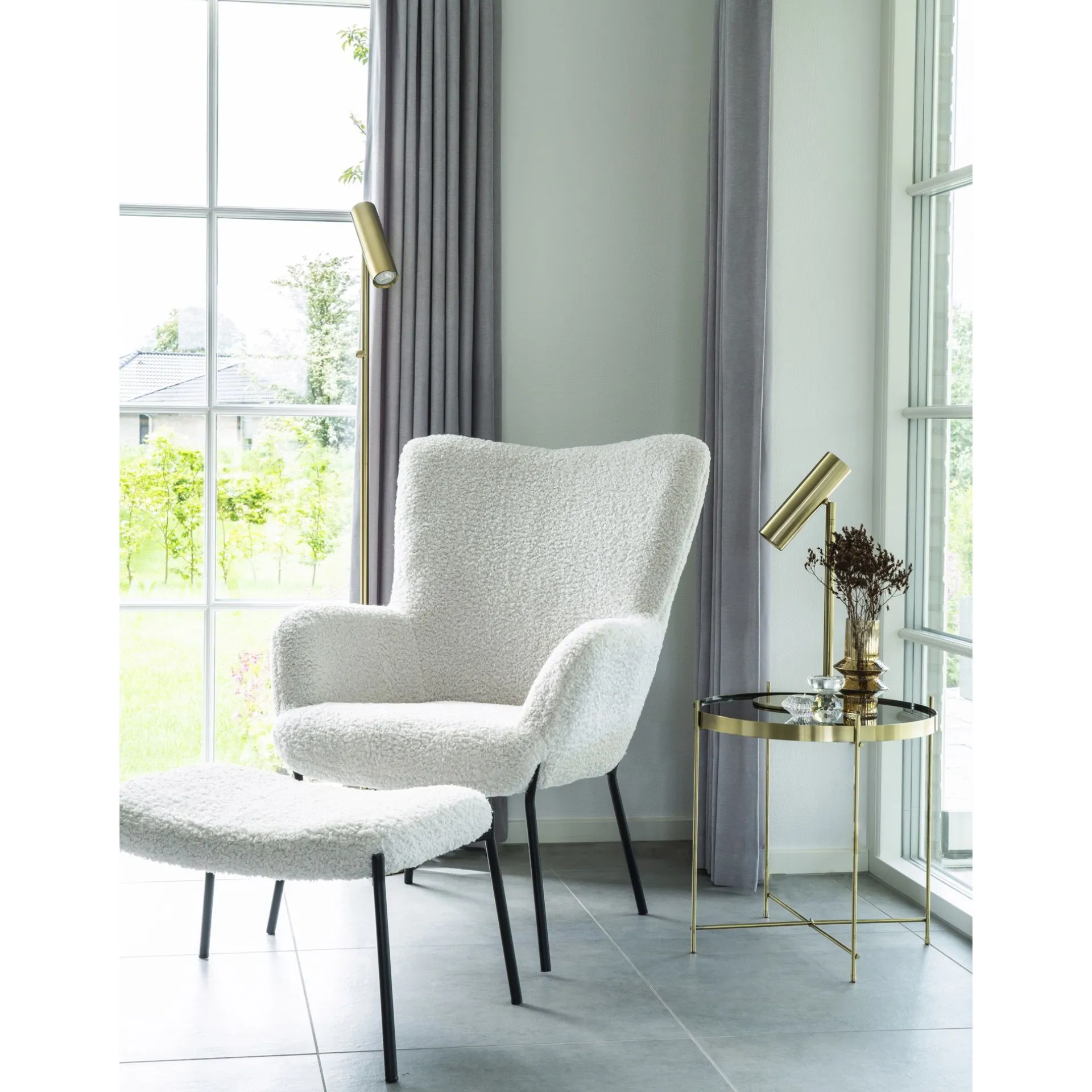 House Nordic e Glasgow Fußstütze - Kuscheliges Lammfell und schwarze Beine
