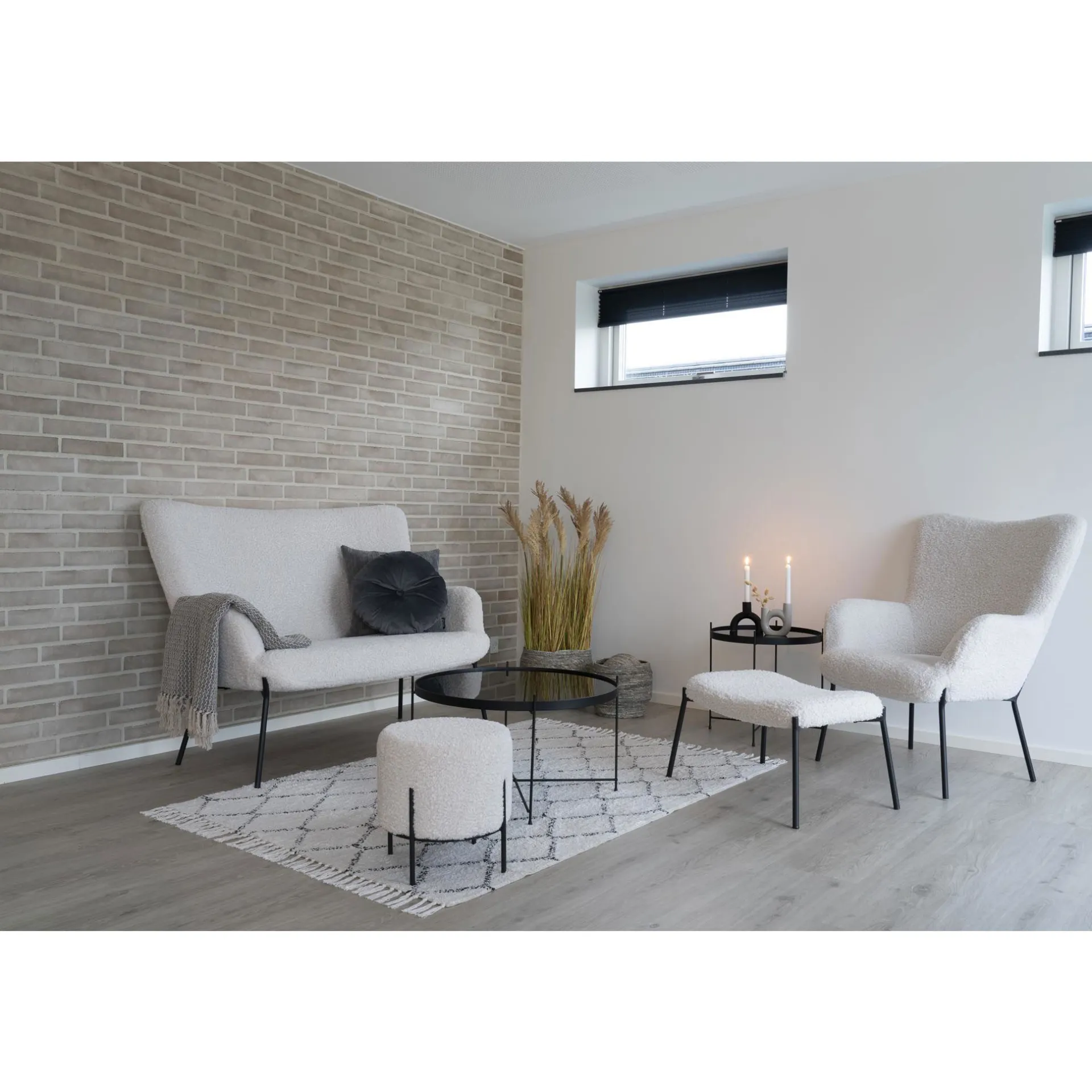 House Nordic e Glasgow Fußstütze - Kuscheliges Lammfell und schwarze Beine