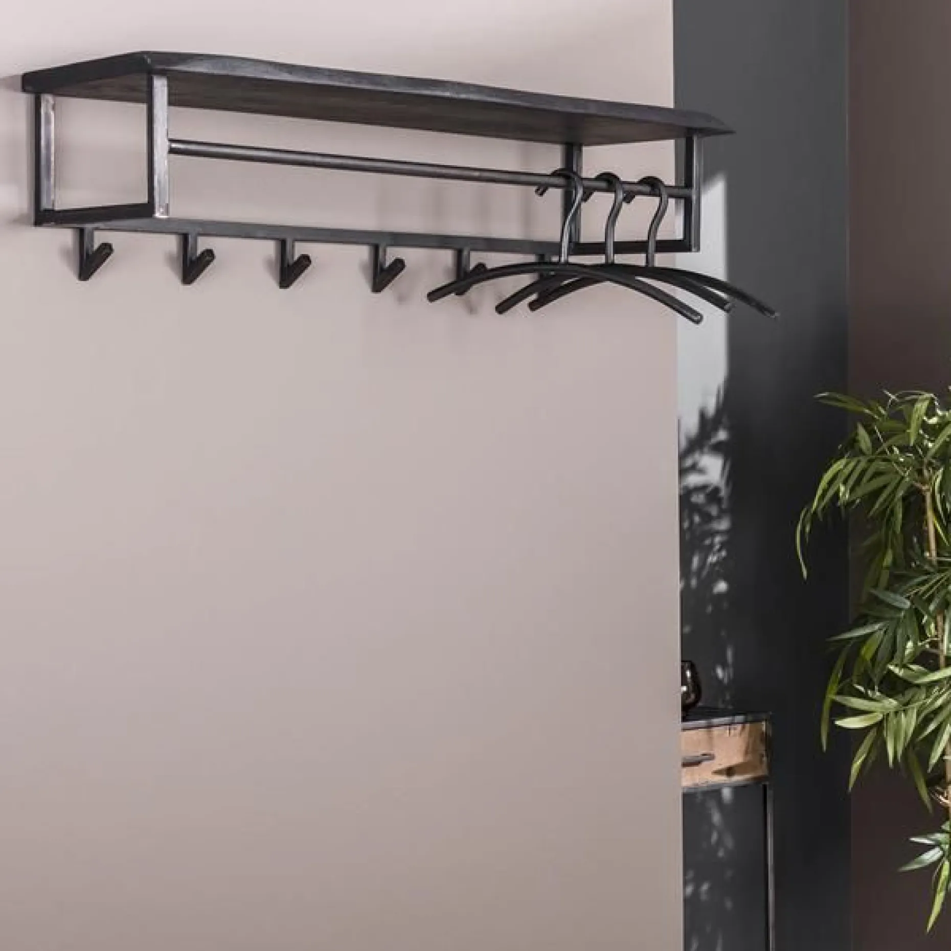 YucaRegalständer 6 Haken -schwarzes massives Akazienholz