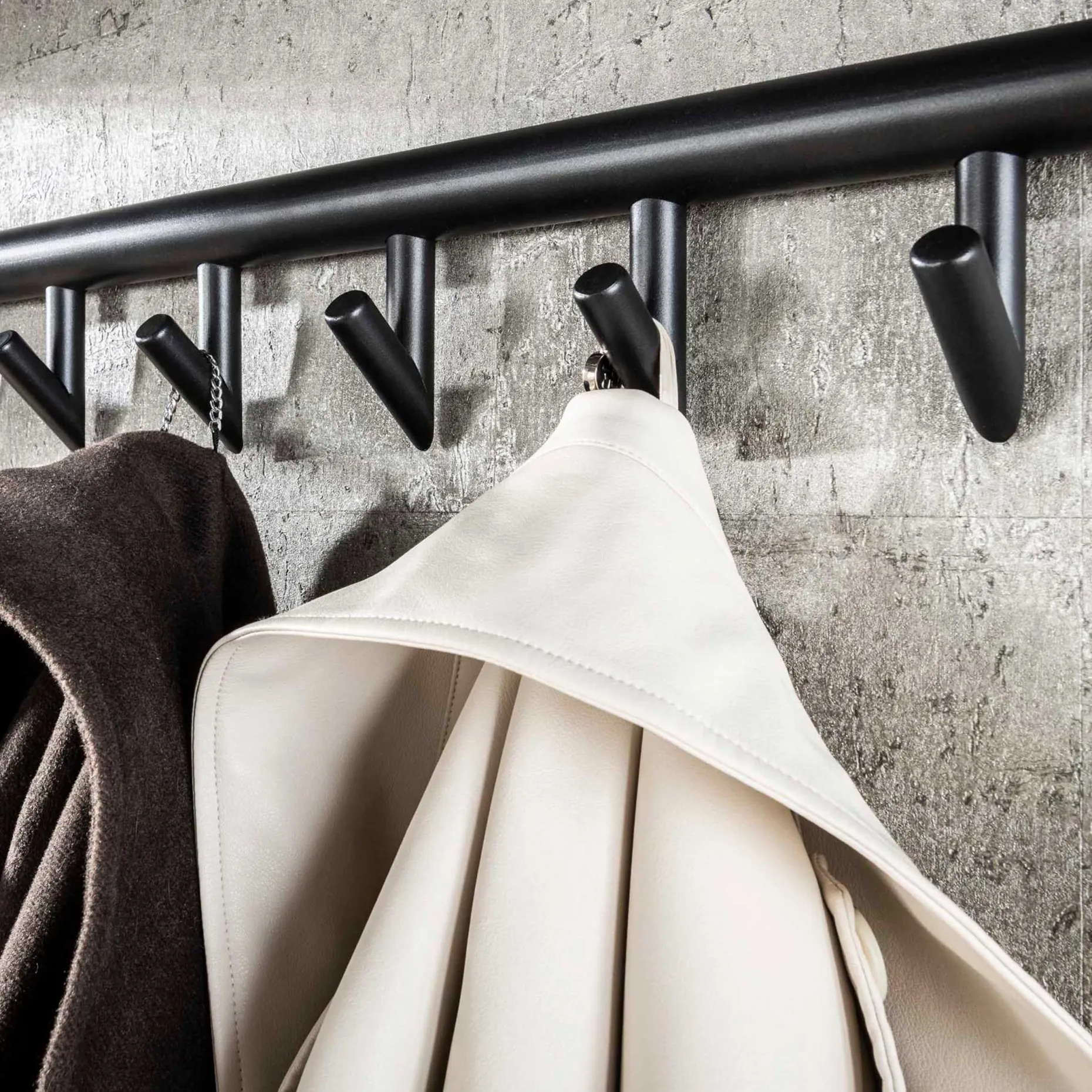 Zeitgenössische Garderobe mit 10 Haken und Hutablage