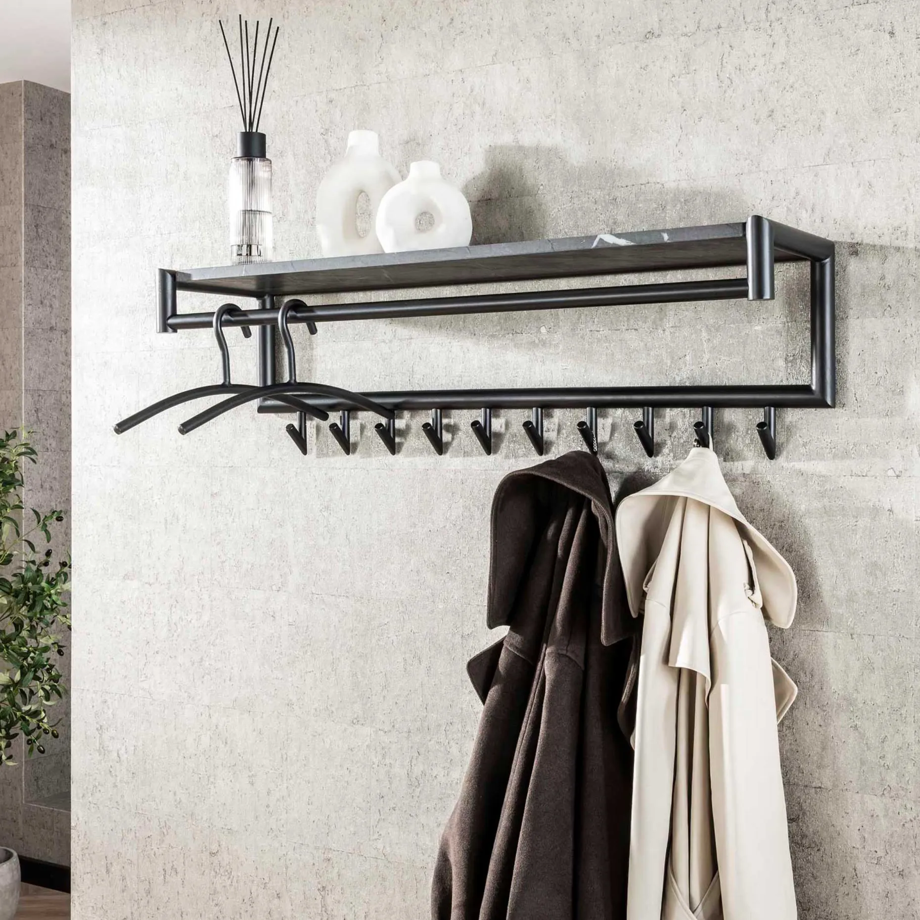 Zeitgenössische Garderobe mit 10 Haken und Hutablage