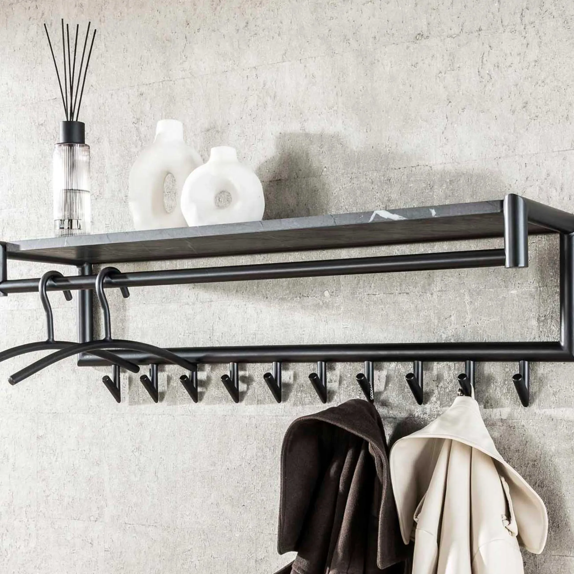 Zeitgenössische Garderobe mit 10 Haken und Hutablage