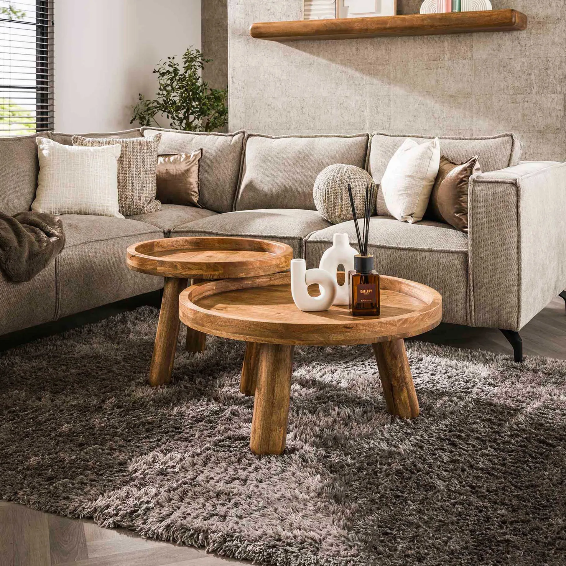 Emob Zweistöckiges Mangoholz-Dreibein-Couchtisch-Set in Sand